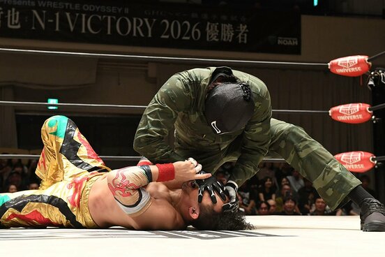 丸藤正道を攻める謎の黒覆面