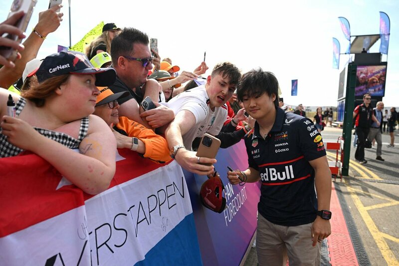 現地でファンサービスも行った角田裕毅だが…（ロイター）