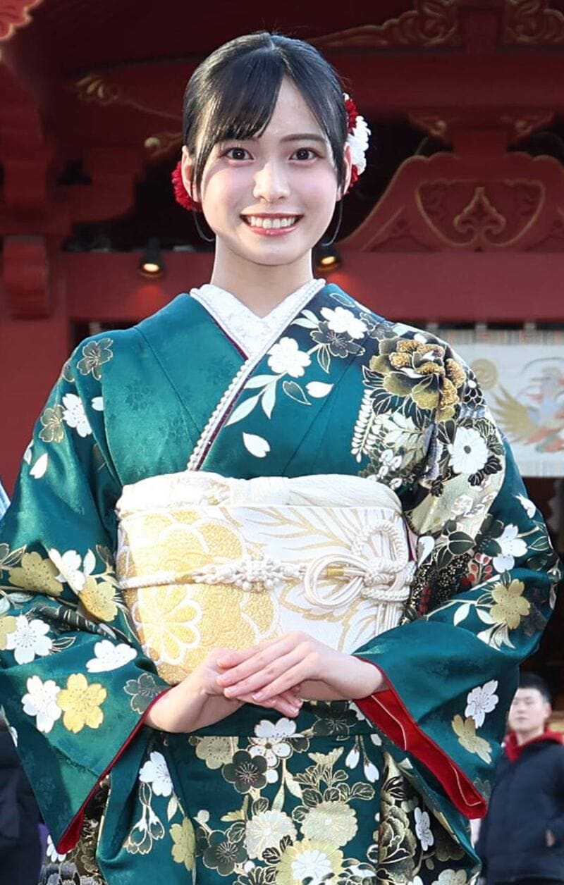 振り袖姿の新井彩永