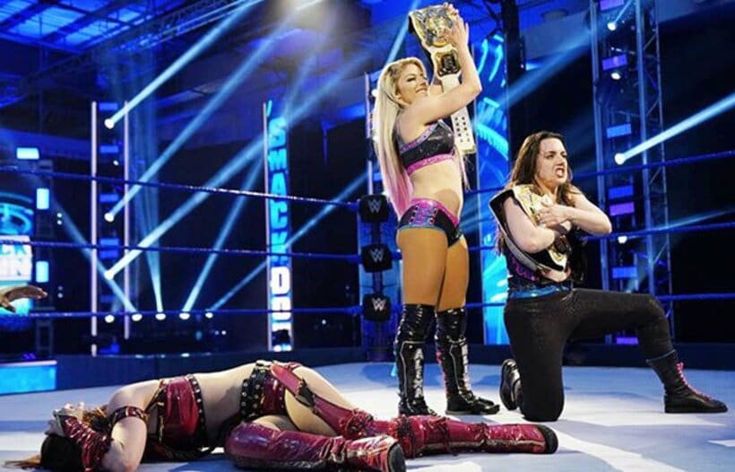  カイリ・セイン（左）をフォールし王座防衛を果たしたＷＷＥ女子タッグ王者のアレクサ・ブリスとニッキー・クロス（右）（Ｃ）2020 WWE, Inc. All Rights Reserved.