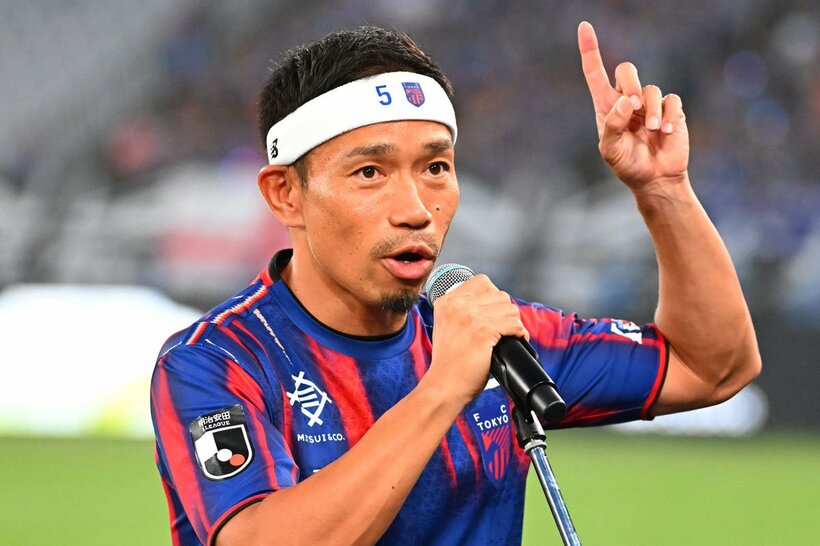 サポーターに挨拶と現役続行の報告をするＤＦ長友佑都