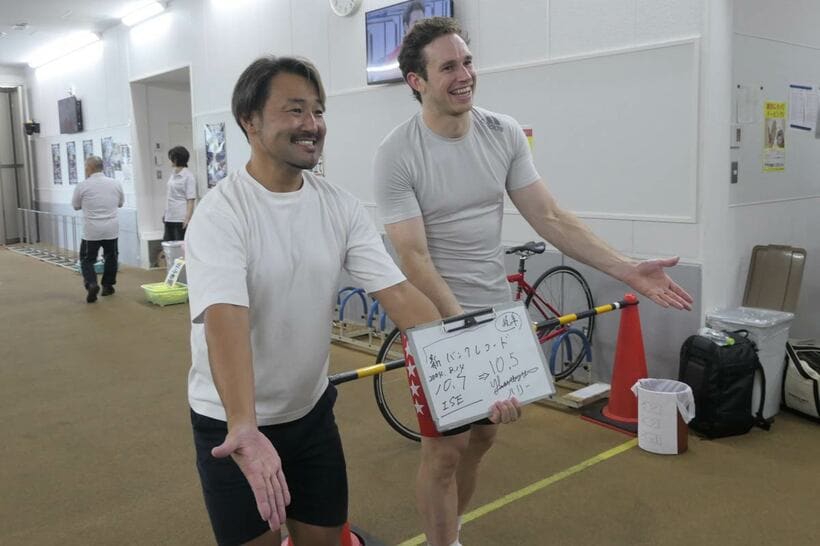 ブレイセン（右）と伊勢崎彰大が〝すしざんまい〟のポーズ