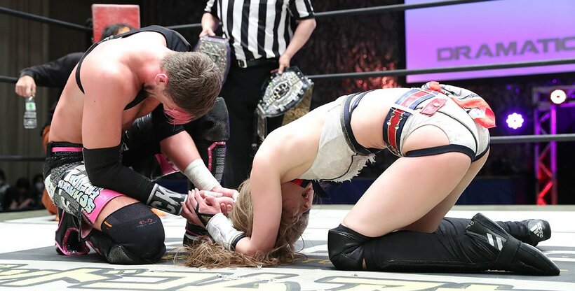  クリス・ブルックス（左）に敗れた赤井沙希