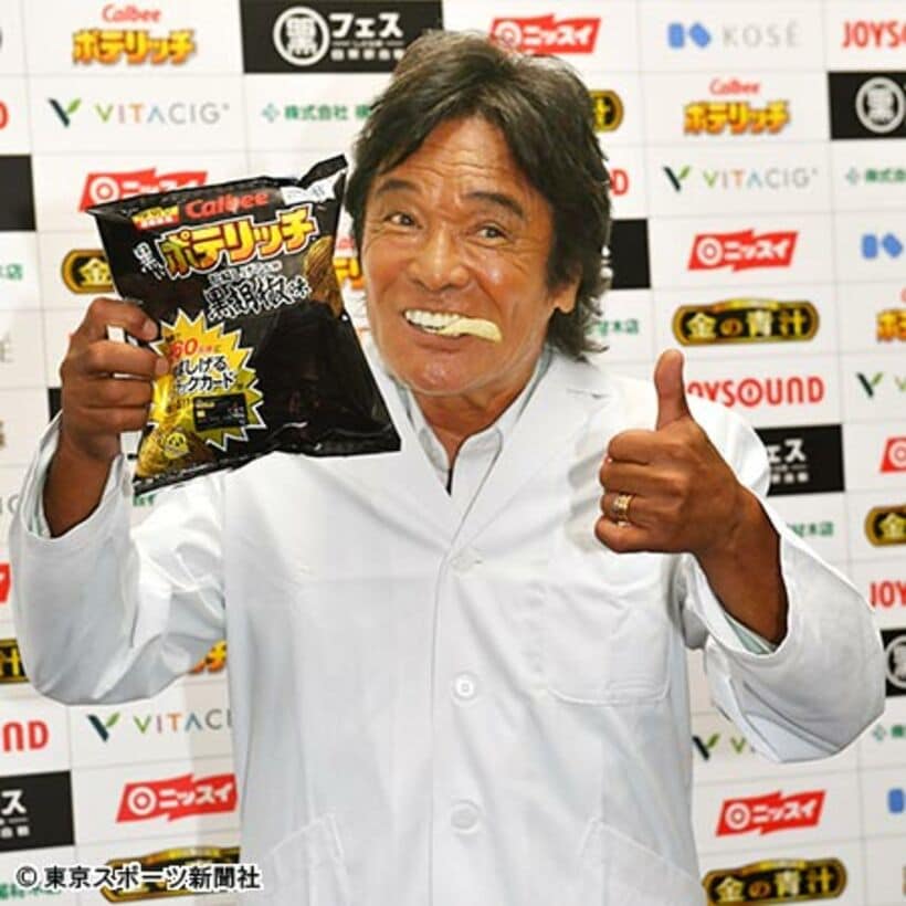  新商品をアピールする松崎しげる