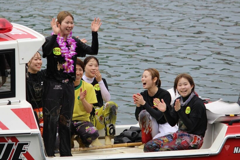 ファンに手を振る赤松咲香