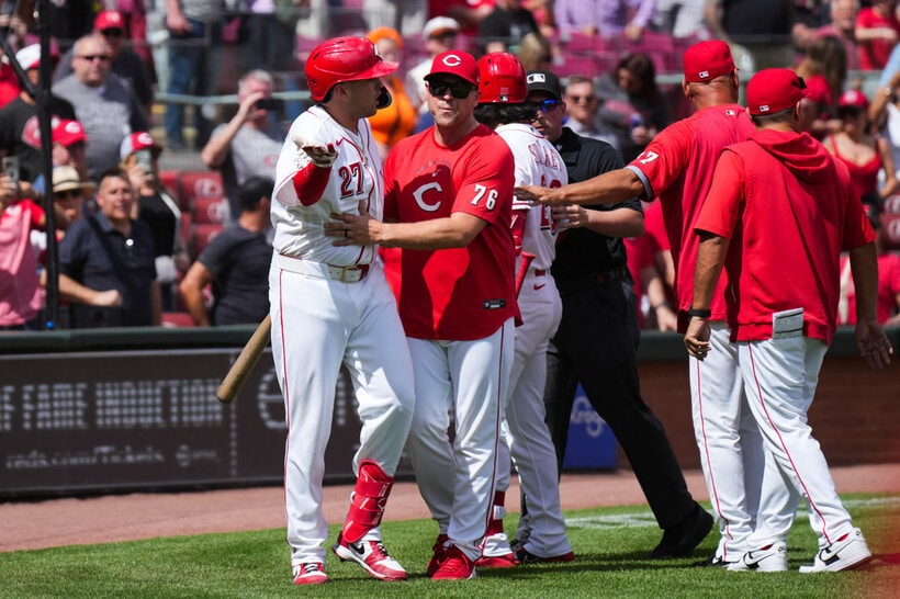 レッズのスチュワート(左端)はジャイアンツのミラーと口論になった（ロイター）