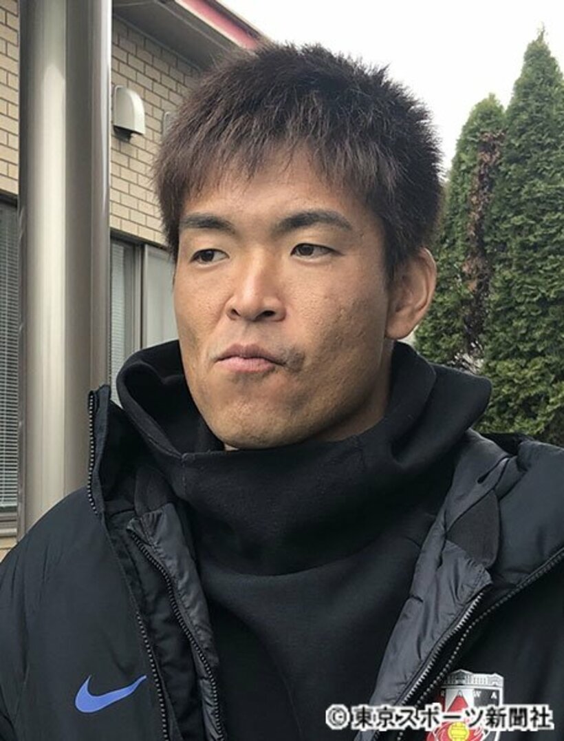  練習後、取材に応じた西川周作