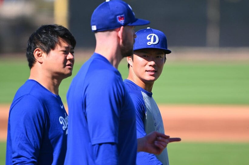 練習場に向かう由伸（右）