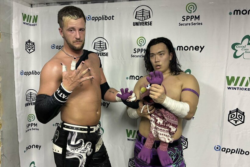 クリス・ブルックス（左）と一騎打ちした正田壮史