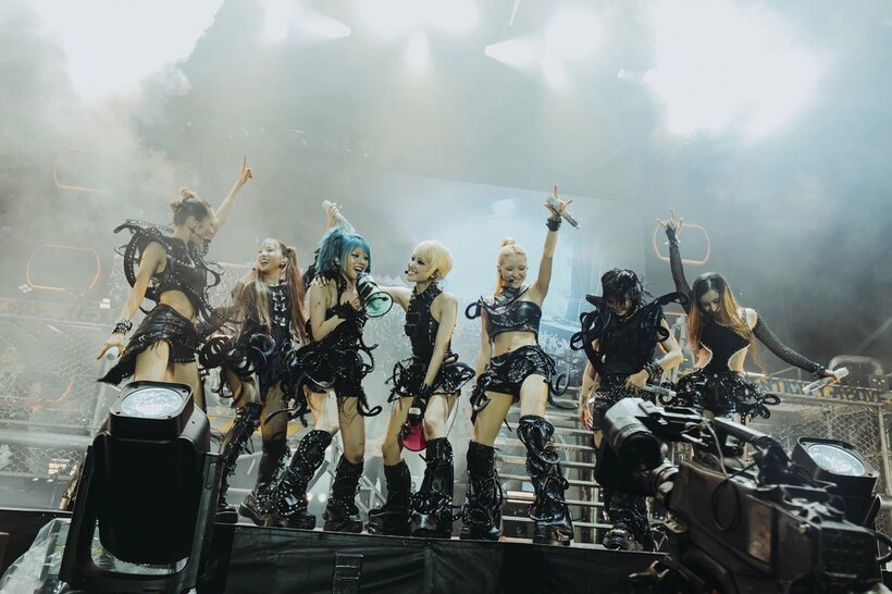 ステージを盛り上げたXGの(左から)JURIN、JURIA、HINATA、CHISA、MAYA、COCONA、HARVEY