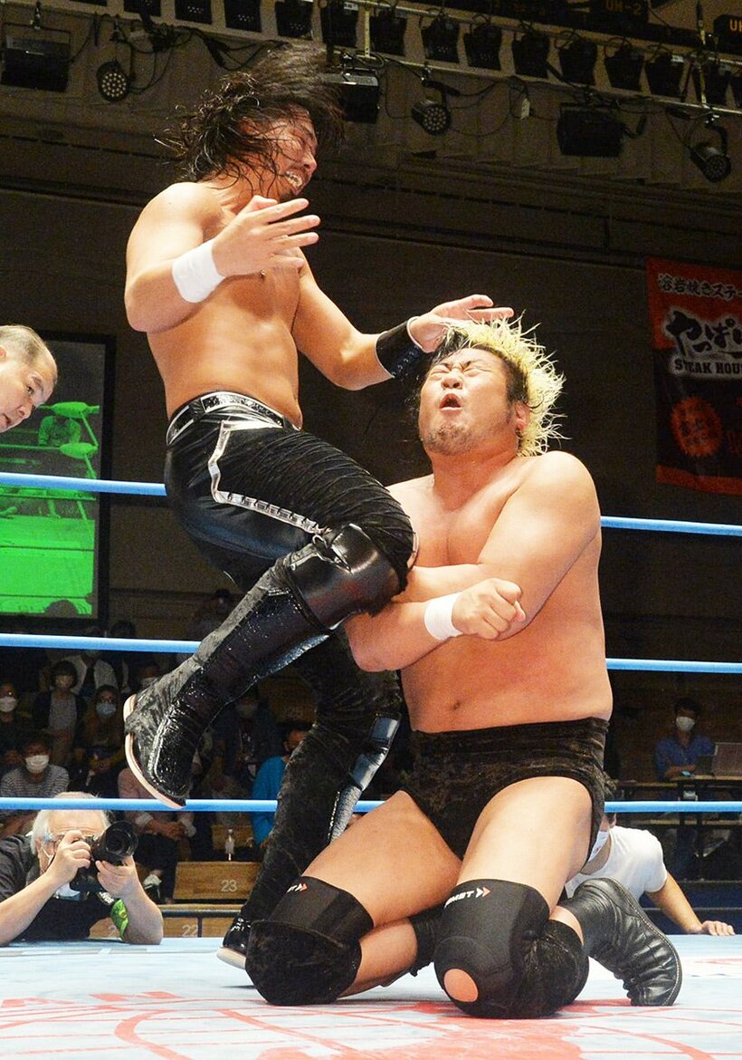  諏訪魔(右)にヒザを叩き込むジェイク（東スポWeb）