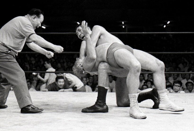  ブラッシーにジャイアントバックブリーカーを決める馬場。文字通りの最終兵器だった（東スポWeb）