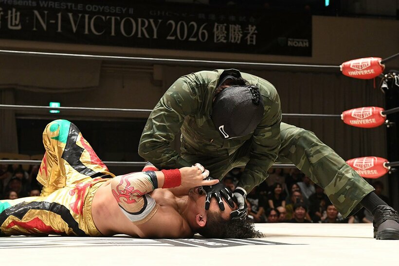 丸藤正道を攻める謎の黒覆面