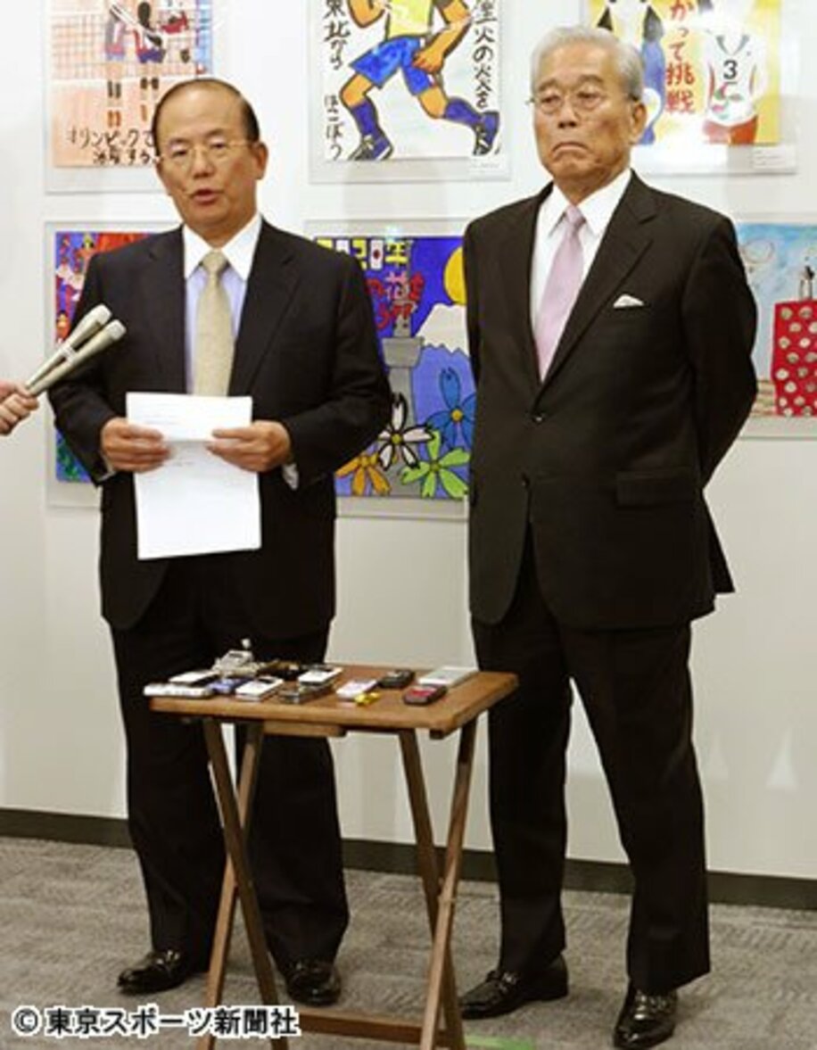 サイバー攻撃を認めた武藤氏。右は日枝久メディア委員会委員長