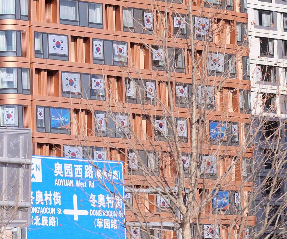  北京五輪の韓国選手村。窓には国旗がズラリ（東スポWeb）