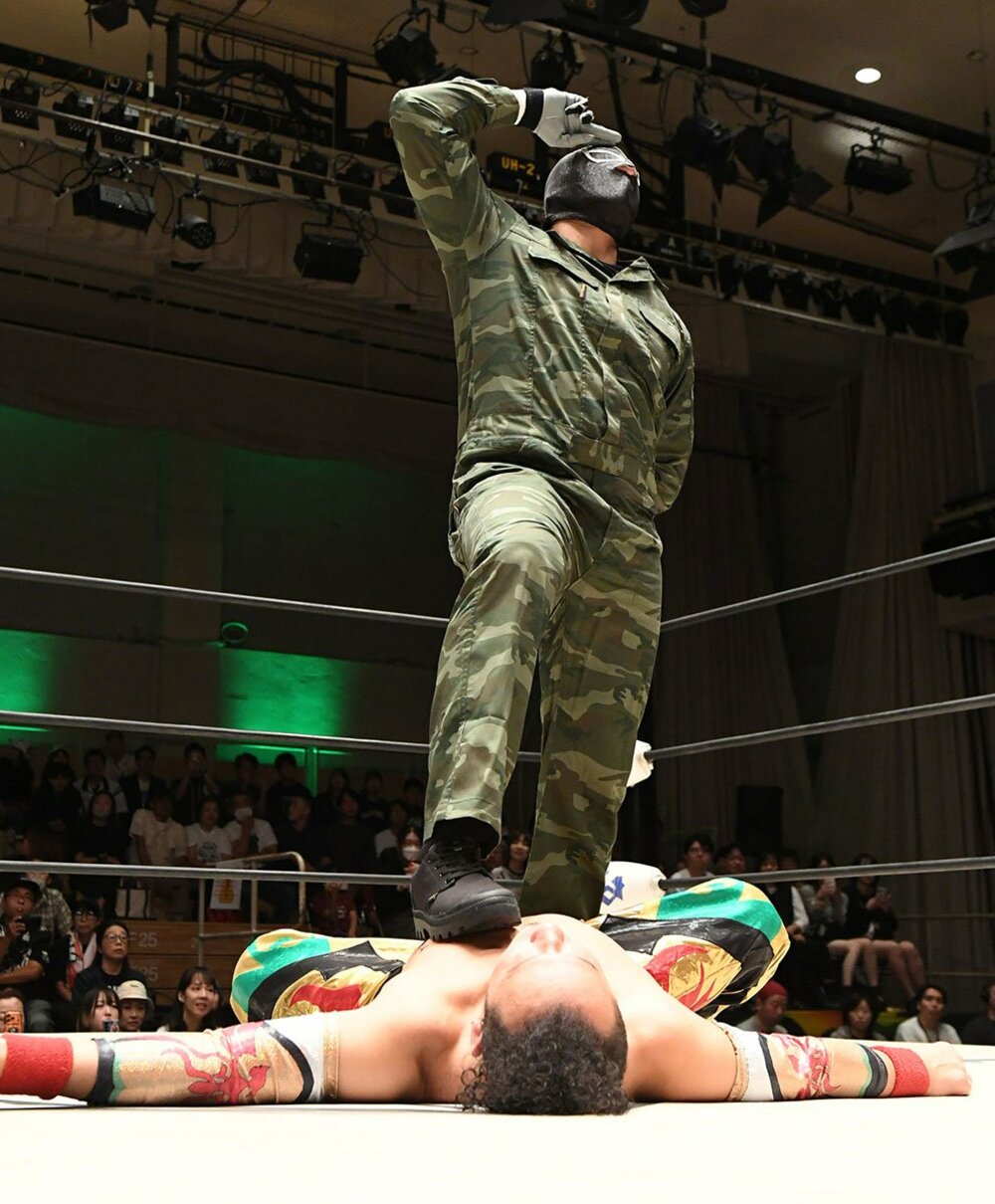 ポーズを決める謎の黒覆面