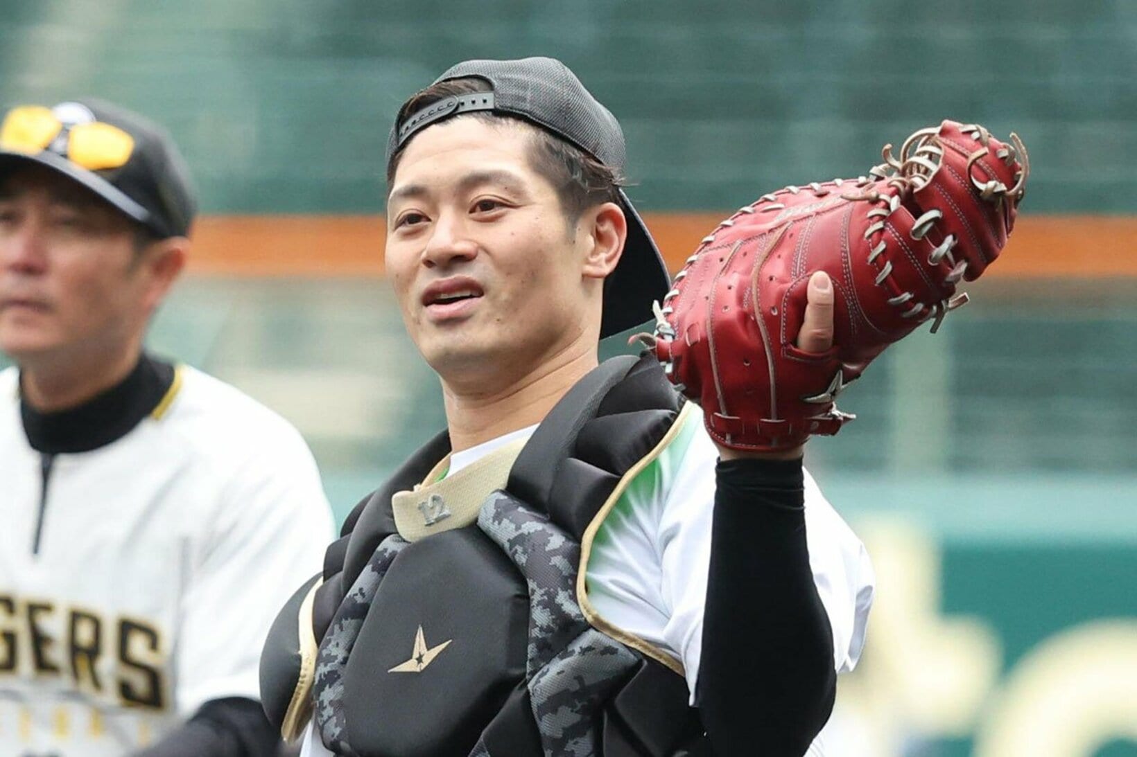 始球式であいみょんの球を受けた阪神・坂本誠志郎