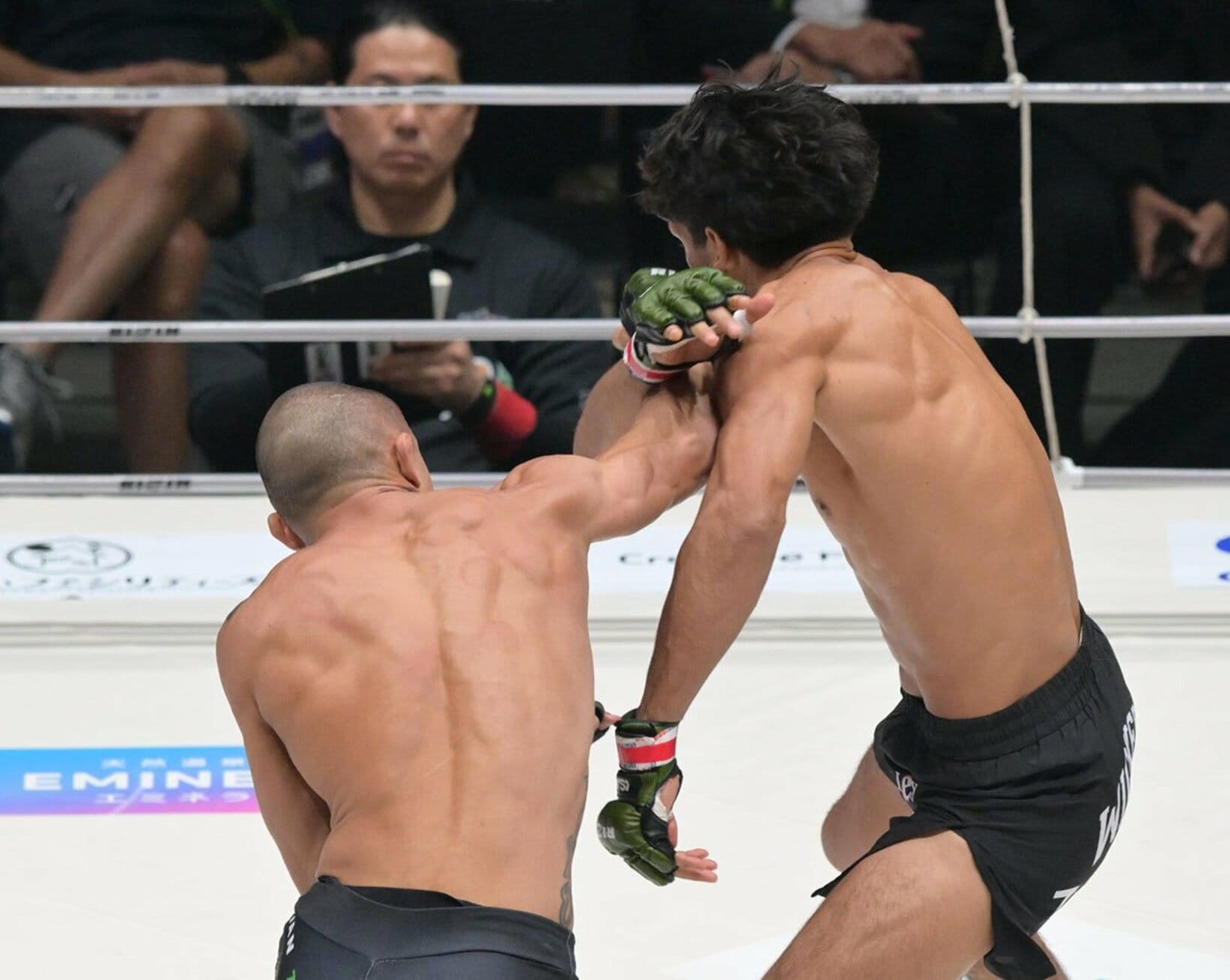 イルホム・ノジモフ(右)を沈めたルイス・グスタボの右フック