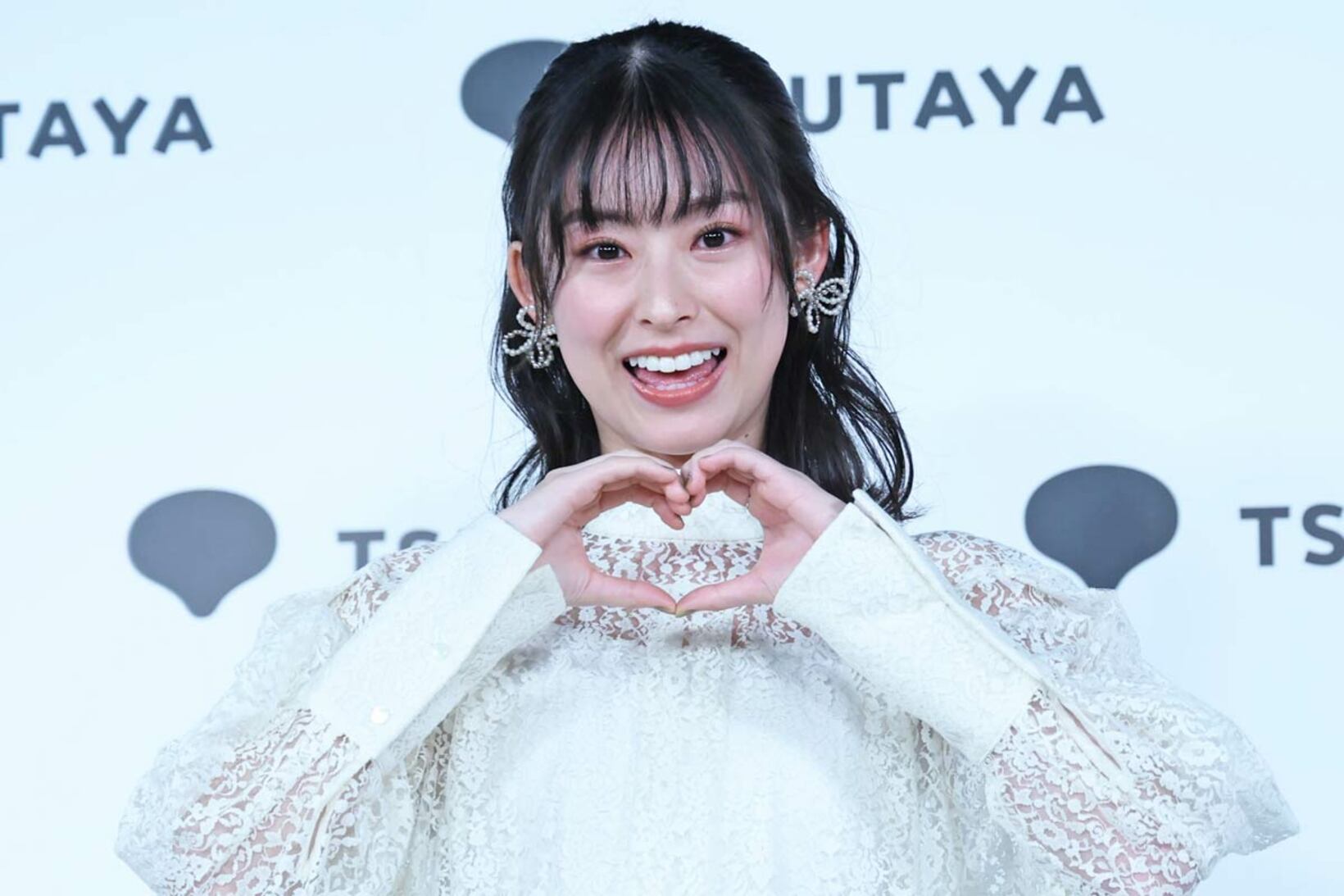 ハートポーズで幸せいっぱいの井本彩花
