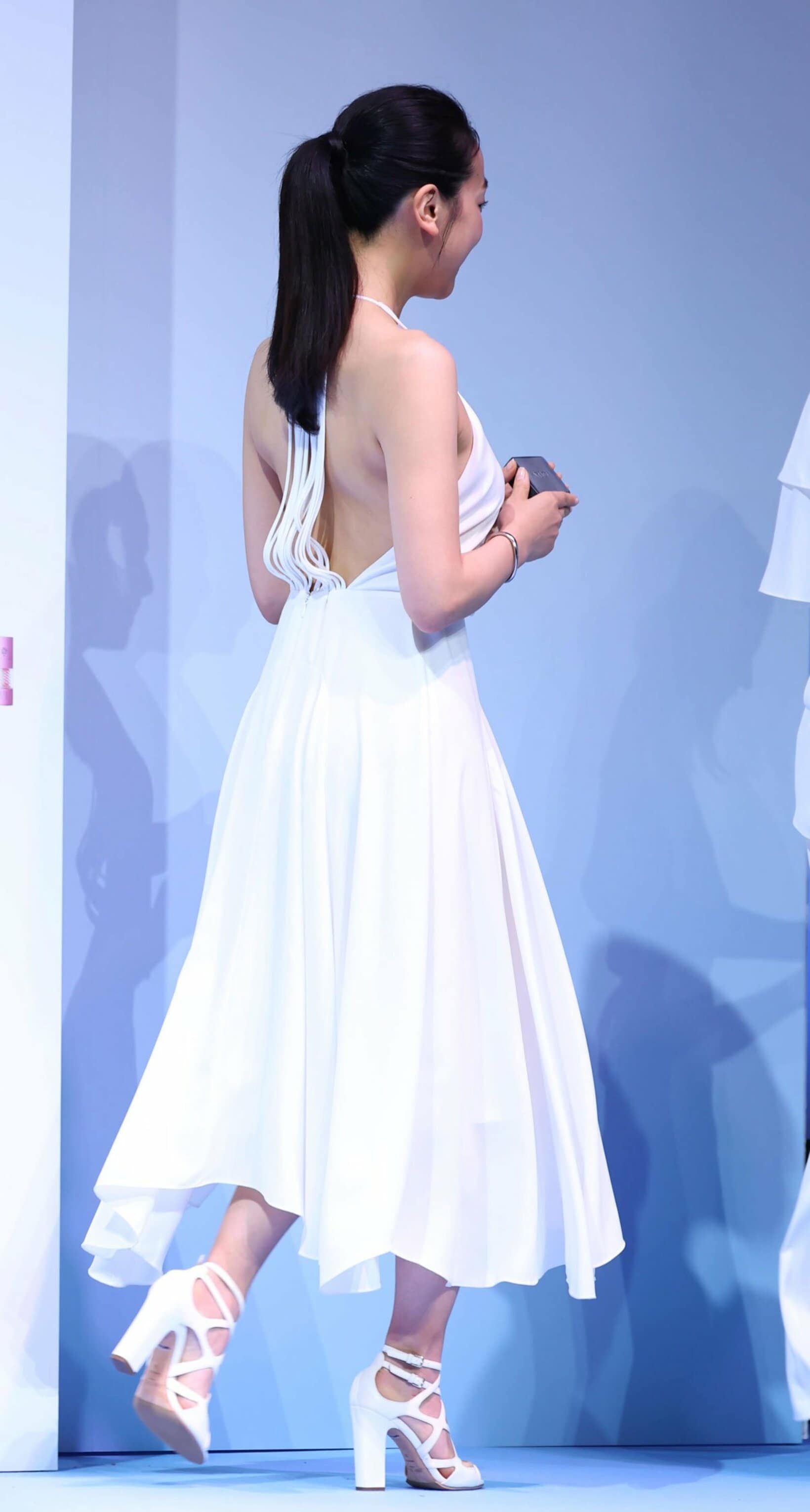 背中が大きく開いた白いドレス姿の浅田真央