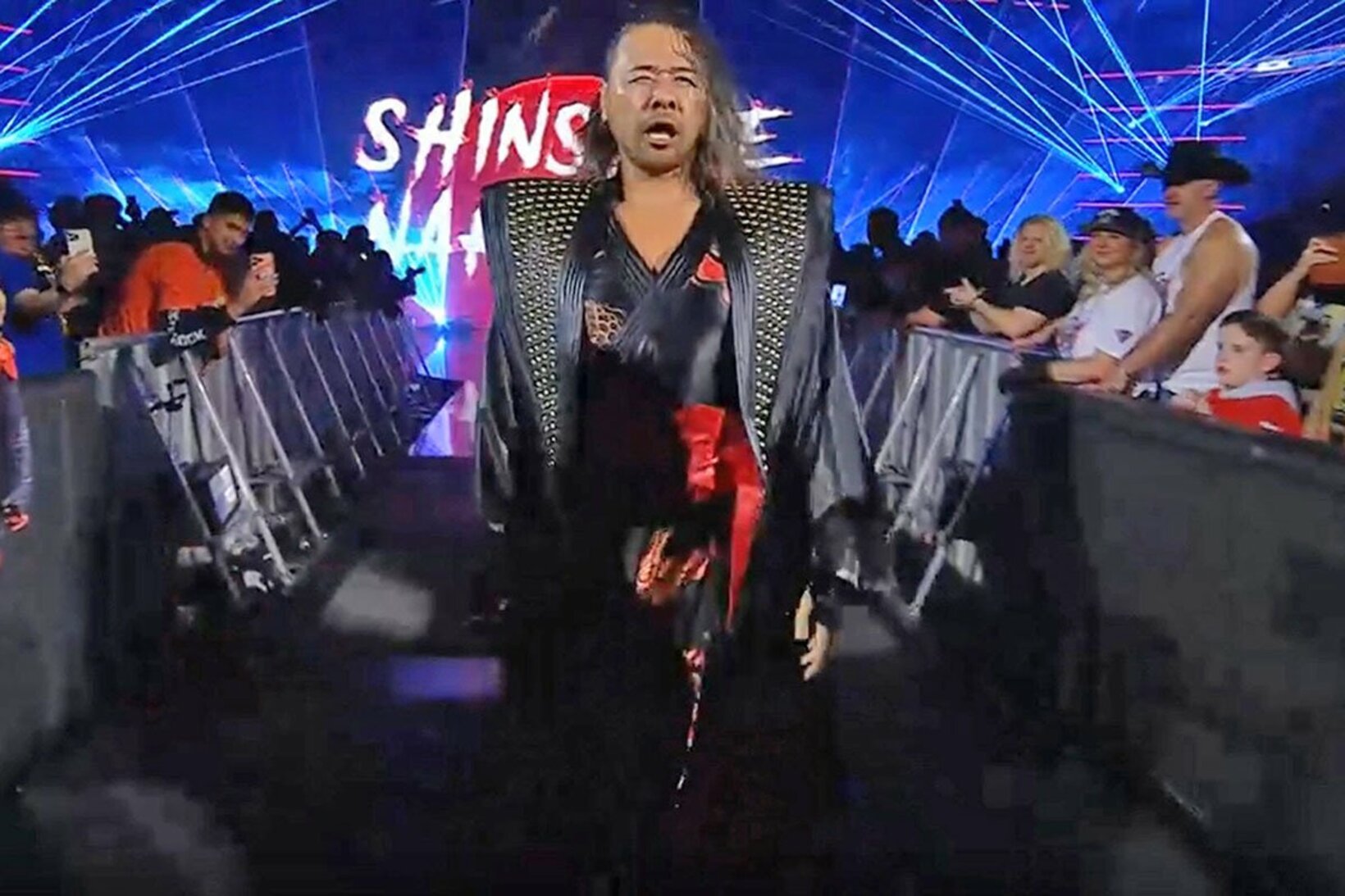 意気揚々と入場してきた中邑真輔だが…（©AbemaTV, Inc.）