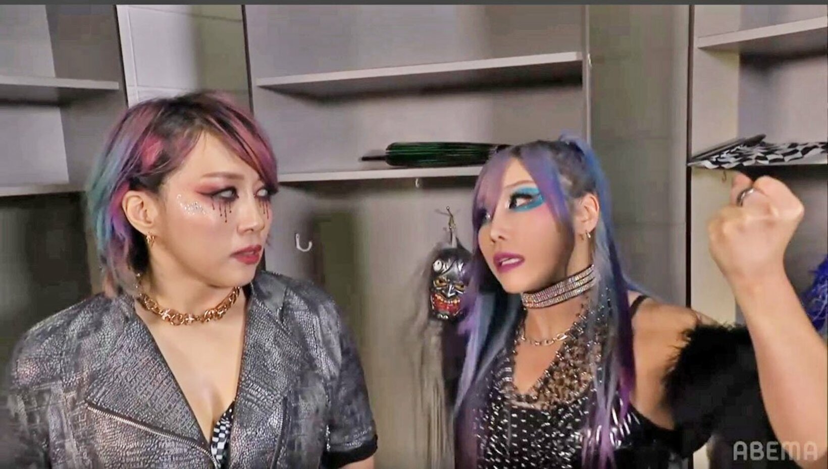 ランブル戦でのアスカ(左)のサポートを誓ったカイリ・セイン（©AbemaTV,Inc.）