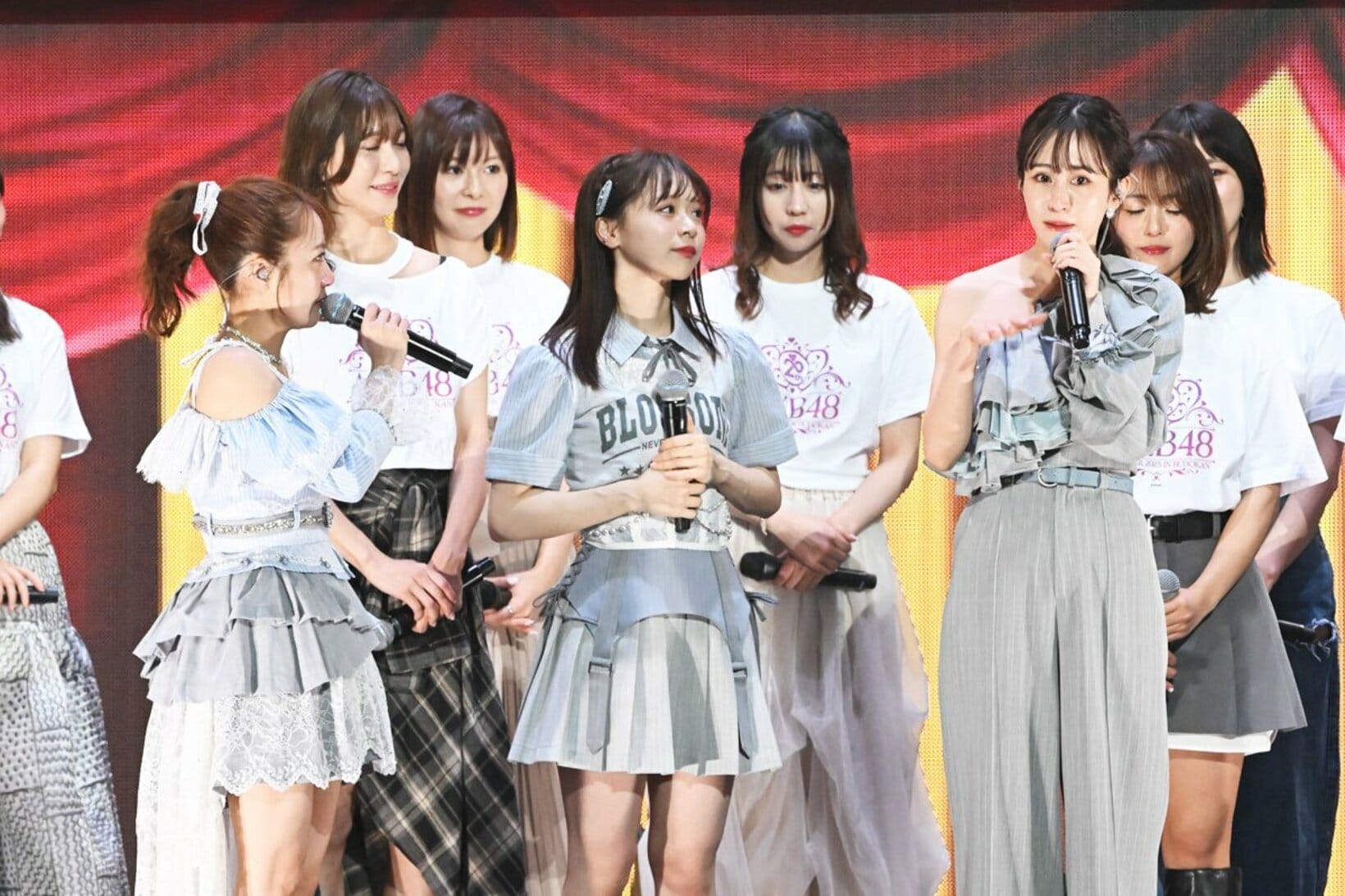 コンサート中、涙ながらに感謝を述べる前田敦子(右)