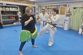 堀田祐美子（左）と空手特訓を敢行した青野未来（右）、奥は金子会長