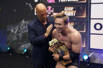 PACを破ったオカダ・カズチカ（右）はドン・キャリスにたたえられ、不敵な笑み(©All Elite Wrestling）