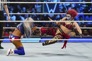ゼリーナ・ベガ(左)にスライディングキックを放つアスカ（©2023 WWE, Inc. All Rights Reserved.）