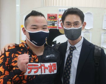 吉田有希（左）と小川真太郎が即席タッグ結成