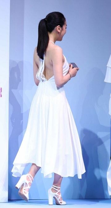背中が大きく開いた白いドレス姿の浅田真央