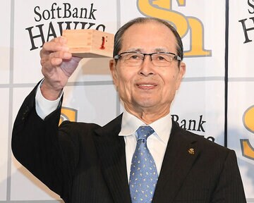  仕事始めで乾杯をする王貞治球団会長