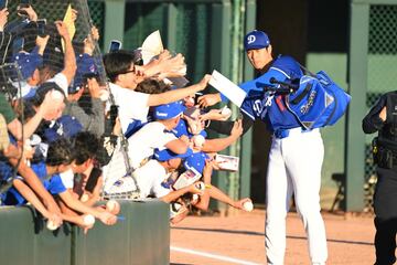 ファンにサインする大谷翔平