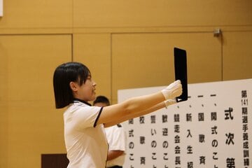 誓いの言葉を読む近藤梨世