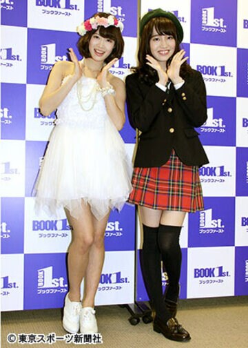 ２０１５年カレンダーの発売記念イベントを行った伊藤（左）と石田