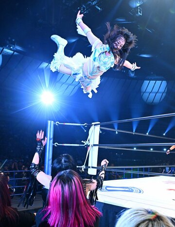 ファイヤーバードスプラッシュで上谷沙弥を攻める玖麗さやか（上）