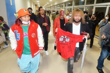 「金剛」のサイン入りＴシャツを手に、会場を引きあげる内藤(右)らＬＩＪの面々
