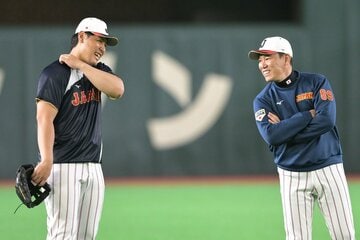 試合前、井端監督(右)と談笑する侍ジャパン・岡本和真