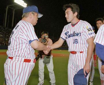  石井ＧＭは現役時代、野村監督（左）に、さんざんボヤかれた