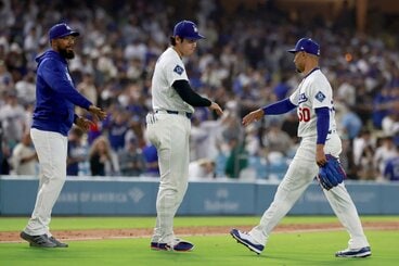 ベッツとタッチする大谷翔平(中=ロイター)