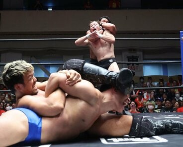 稲畑勝己を締めるKENTA(手前)と、宇野薫を締め上げる柴田勝頼(奥)