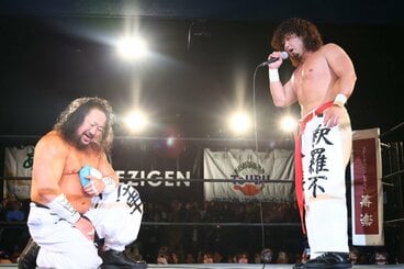 試合後、マイクを持った大森(右)と他花師