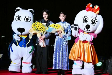 （左から）齋藤潤、當真あみ