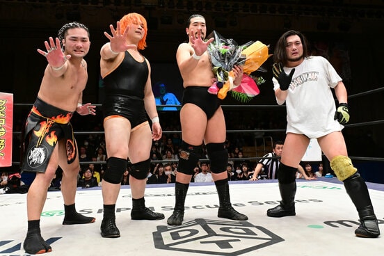 ハリマオの吉村直巳、石田有輝（左）、中津良太（右）と共にポーズを決める樋口和貞（右から２人目）