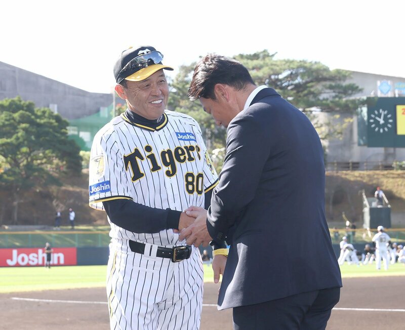 岡田監督(左)に「師匠！」と言わんばかりの握手をする井端監督