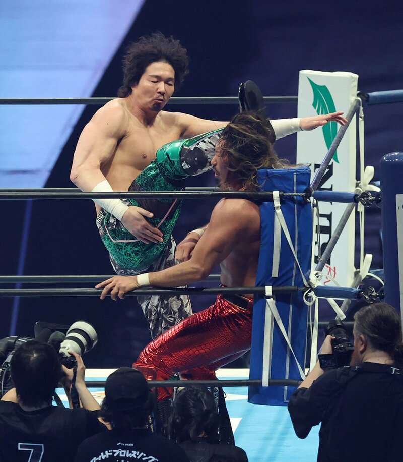 試合後、ジェイク・リー(左)に急襲された辻陽太
