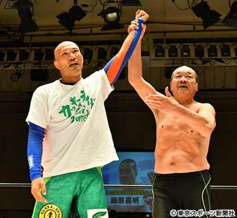  復帰戦に臨んだ垣原賢人（左）と対戦相手の藤原喜明