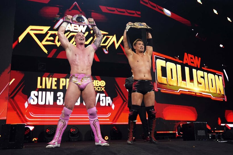 ベルトを誇示する「プロトオカダ」のオカダ・カズチカ（右）とカイル・フレッチャー ⒸAll Elite Wrestling