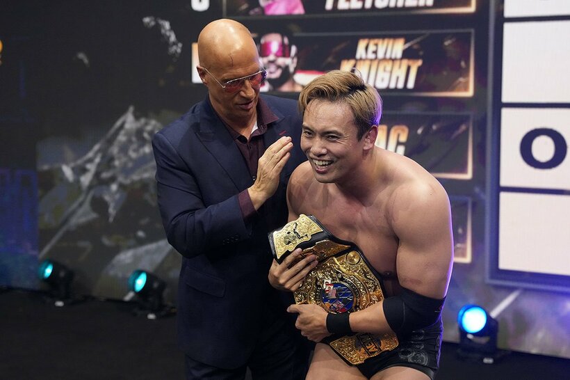 PACを破ったオカダ・カズチカ（右）はドン・キャリスにたたえられ、不敵な笑み(©All Elite Wrestling）